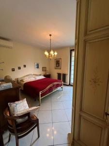 sypialnia z łóżkiem, stołem i krzesłem w obiekcie Villa Luisa w mieście Gorle