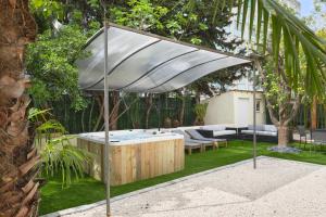 Jardin de l'établissement VILLA DES PERGOLAS au pied du TRAM ,à 5 min des plages , 15 min du Centre , jacuzzi