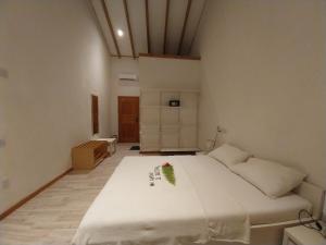 Postel nebo postele na pokoji v ubytování Origami Inn Himandhoo