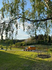 um baloiço num parque ao lado de um banco em Osada Rzym em Gniew