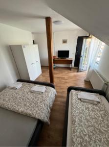 2 Betten in einem kleinen Zimmer mit einem Schlafzimmer in der Unterkunft Sport Hostel Cluj in Cluj-Napoca