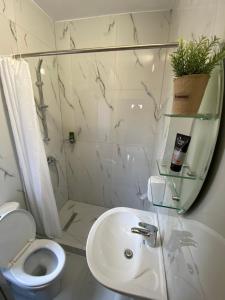 Un baño blanco con inodoro y lavabo. en The Hood - Shkodra Backpackers Hostel, en Shkodër 37 fotos más