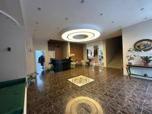 eine große Lobby mit einem großen Zimmer mit einer Decke in der Unterkunft Ayvacık Hotel Restaurant in Samsun