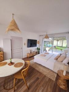 1 dormitorio con 1 cama grande y 2 mesas en Chambre d'hôte BALI, en La Roche-sur-Yon