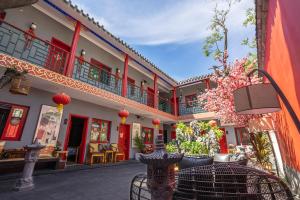 um pátio de um edifício com uma mesa e cadeiras em Rong Hotel - Beijing Nanluoguxiang Branch em Pequim