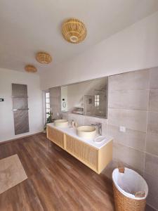 baño con 2 lavabos y espejo grande en Chambre d'hôte BALI en La Roche-sur-Yon