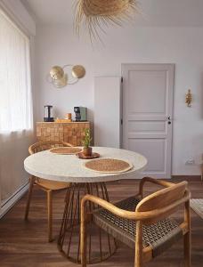 永河畔拉羅什的住宿－Chambre d'hôte BALI，一间带桌椅的用餐室