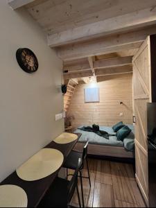 1 dormitorio con 1 cama, mesa y sillas en Borostyánkút Wellness Home Bakonybél en Bakonybél