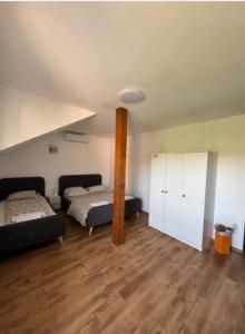 1 dormitorio con 2 camas en una habitación en Sport Hostel Cluj en Cluj-Napoca