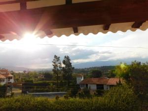 - une vue depuis une maison avec le soleil dans le ciel dans l'établissement Villa Bugambilia, à Villa de Leyva