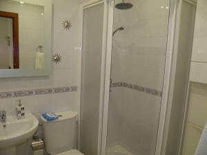 Ένα μπάνιο στο Apartamento Los Pescadores +22 φωτογραφίες