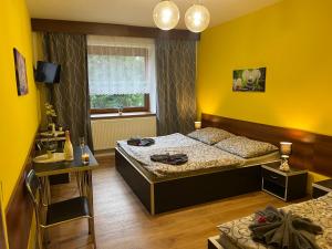 上貝奇瓦的住宿－Penzion na Lůkách，一间卧室设有两张床和窗户。