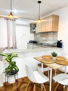 A kitchen or kitchenette at Moderna Casa Familiar