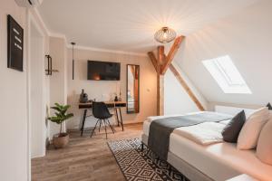TV a/nebo společenská místnost v ubytování Das Schlafgut Dessau Appartements