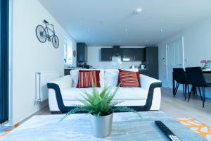 Posezení v ubytování Luxury Ground Floor 2 Bedroom Apartment free WiFi & Parking + 47 fotografií