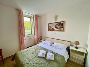 una camera con un letto con due cuscini sopra di Bed and Breakfast Palac a Valun