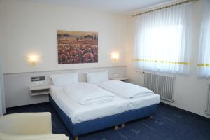 een slaapkamer met een bed en een schilderij aan de muur bij Weber Residenz in Mannheim