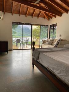 Schlafzimmer mit einem Bett und Blick auf einen Innenhof in der Unterkunft Casa Fuego in La Pintada