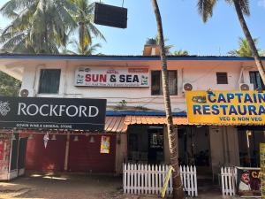um edifício com um sinal para um restaurante de marisco em Sun and Sea, Calangute em Goa