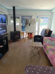 uma sala de estar com um sofá e um quadro em CHALET FRENTE AL MAR em Gandia