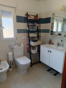 A bathroom at CHALET FRENTE AL MAR