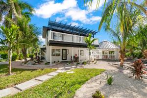 una casa en la playa con palmeras en Tropic Isle At Anna Maria Island Inn, en Bradenton Beach