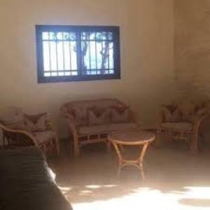 Habitación con sofás, mesa y ventana en La Jerash Inn, en Jerash