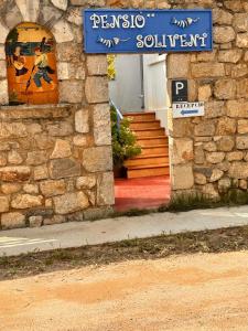 una señal de la calle azul frente a un edificio en Pensió Solivent, en L'Escala