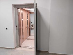 una porta aperta su un corridoio in un edificio di PATRIC.KO ad Agia Galini