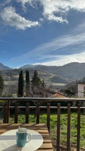 Colle di ToraにあるC’era Una Volta Affittacamereの眺めの良いテーブルに座ってコーヒーを楽しめます。
