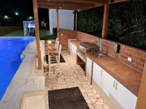 cocina al aire libre con fregadero y pared de ladrillo en Casa de Campo Villa Azul Cañete, en Imperial