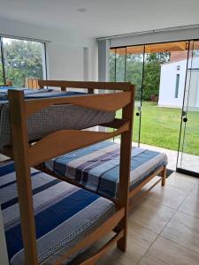 a couple of bunk beds in a room with a window at Casa de Campo Villa Azul Cañete in Imperial