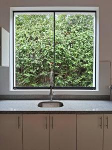 fregadero en una cocina con ventana en Casa de Campo Villa Azul Cañete, en Imperial