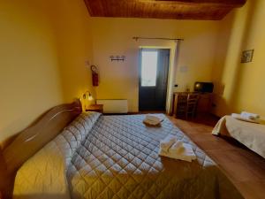 um quarto com uma cama grande num quarto em Agriturismo Russa Belladonna em Caltagirone