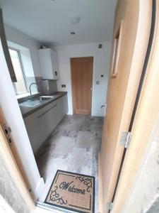 eine Küche mit einem Willkommensschild in der Mitte eines Raumes in der Unterkunft Beautiful countryside cottage, sleeps 6, dogs welcome in Halifax + 31 Fotos