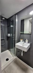 ein Badezimmer mit Waschbecken und Dusche in der Unterkunft The Undercroft - central Leamington in Leamington Spa