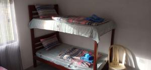 two bunk beds in a corner of a room at Casa de Amigos in Samaipata