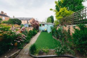 a garden with a green lawn in a backyard at Leam Terrace Escape in Leamington Spa