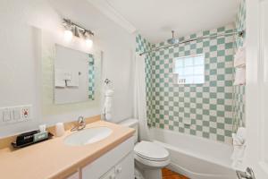 Vannituba majutusasutuses Tropic Isle At Anna Maria Island Inn +35 fotot