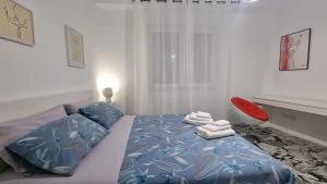 1 dormitorio con 1 cama y 1 silla roja en Repubblica Rooms, en Bari