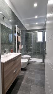 y baño con 2 lavabos, aseo y ducha. en Repubblica Rooms, en Bari