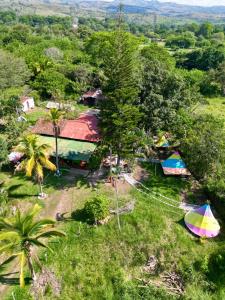 een uitzicht over een resort met een tent en palmbomen bij Clandestino Hostal in Gigante