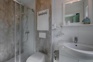 Bilik mandi di See Hotel Karlslust Chalets +17 gambar