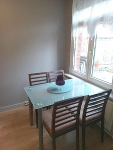 una mesa de comedor y sillas con una lámpara. en 2N Appartement, en Eupen