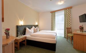 Uma cama ou camas num quarto em Hotel Tiroler Stuben