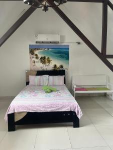 a bedroom with a bed and a painting on the wall at Limsor Aphotel in San Andrés