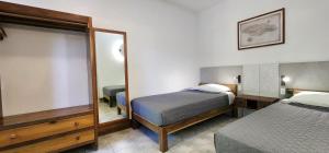 Rúm í herbergi á Sunrise Club Hotel