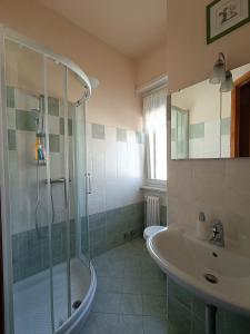 uma casa de banho com um chuveiro e um lavatório. em Affittacamere San Rocco em Aramengo