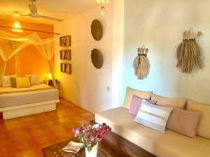 un soggiorno con divano e letto di Hotel Casa Mixteca a Zipolite