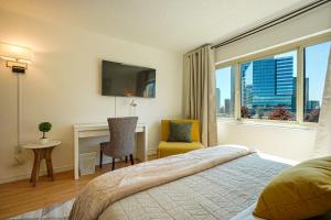 Ένα ή περισσότερα κρεβάτια σε δωμάτιο στο Luxury Downtown Studio King Bed City View